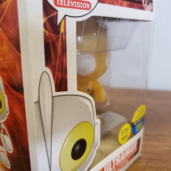 Funko Pop 764 Ultraman Glow In The Dark Toy Tokyo 2019 SDCC Read Description - Picture 8 of 9